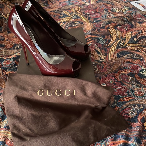 Very Classy High Heeled Perp Toe GUCCI Pumps - Picture 5 of 7